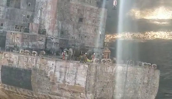 东海油轮爆燃：登船发现两遗体，生活区89℃，带回黑匣子