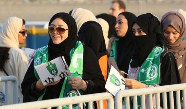 沙特体育场史上首次对女性开放，设立专区与单身男性隔离