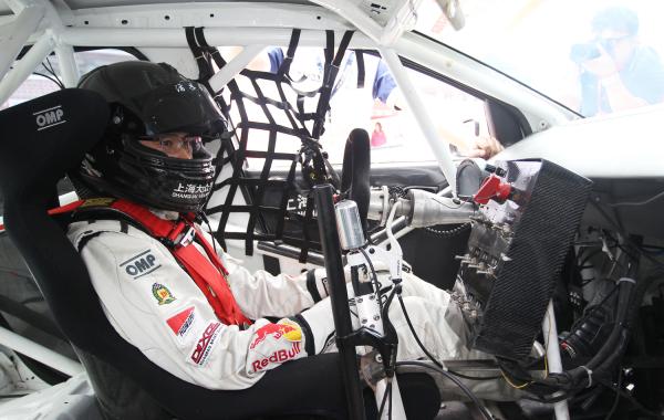 韩寒丨想虐潘晓婷的那个晚上，我一直在开球