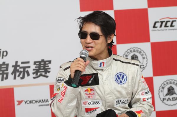 韩寒丨想虐潘晓婷的那个晚上，我一直在开球