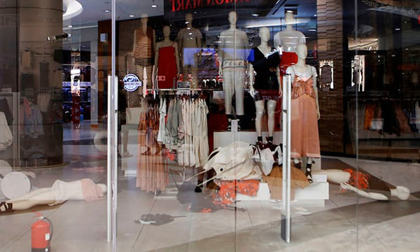 黑人男孩穿“丛林里最酷猴子”绿色帽衫，南非Ｈ＆Ｍ店铺被砸