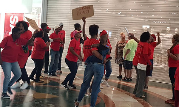 黑人男孩穿“丛林里最酷猴子”绿色帽衫，南非Ｈ＆Ｍ店铺被砸