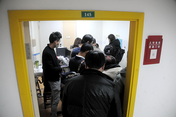 “看病似打仗，挂号如春运”：儿科超负荷，医生待遇低风险高