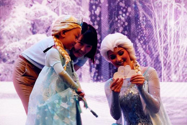 5岁的白血病小女孩实现了愿望见到“真正的”艾莎公主