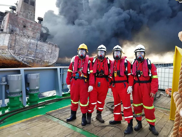 上海打捞局救助队员披露登上“桑吉”过程：高温灼热不时燃爆