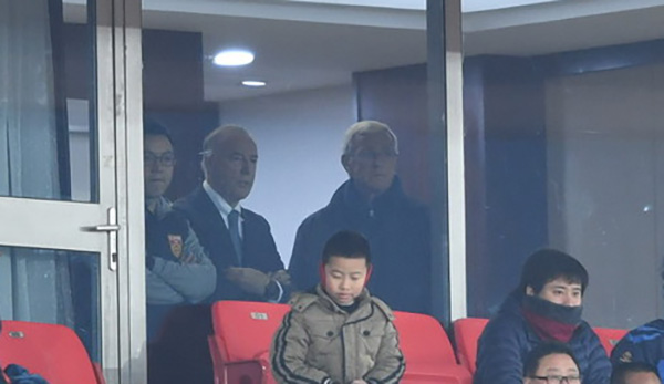 足协领导赛后鼓励国足球员，将保留建制参加8月亚运会