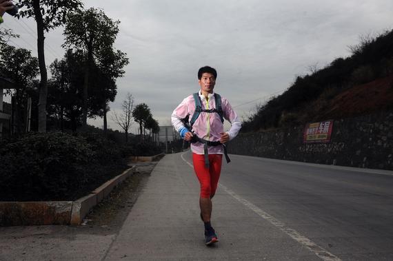 抢不到春运火车票怎么办，他们选择跑步回家过年