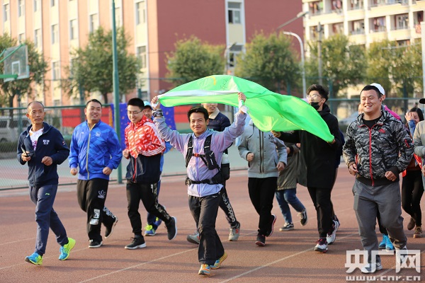 抢不到春运火车票怎么办，他们选择跑步回家过年