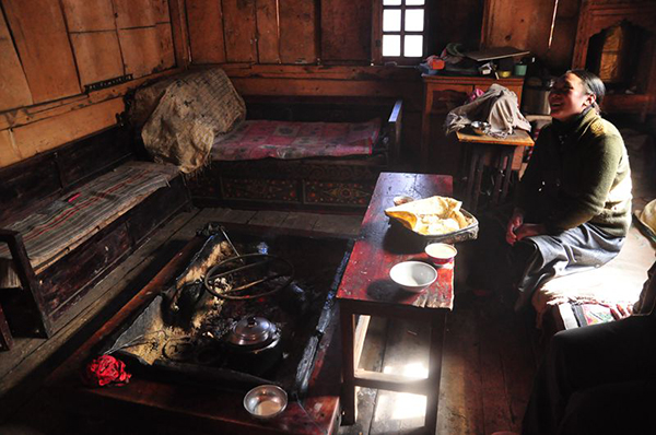 魔国、村长与湖神，寻谜措高村