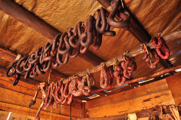 魔国、村长与湖神，寻谜措高村