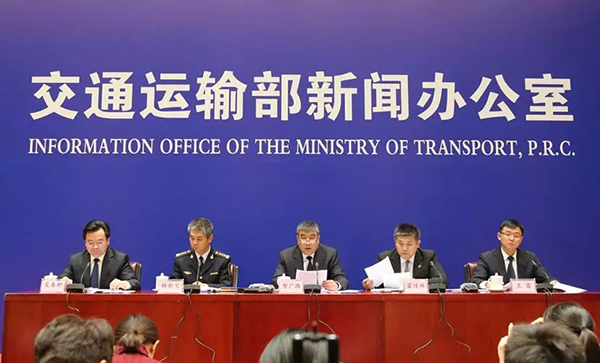 交通部：油船载凝析油被撞失火史无前例，尽最大努力搜救处置