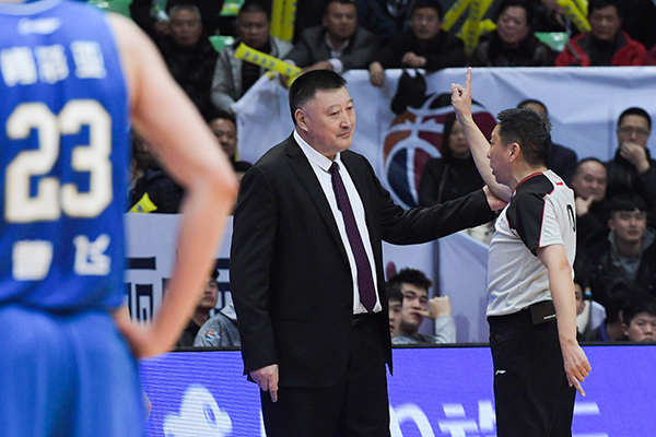 裁判为何仍敢主导CBA赛场？有圈子有后路，不惧姚明改革