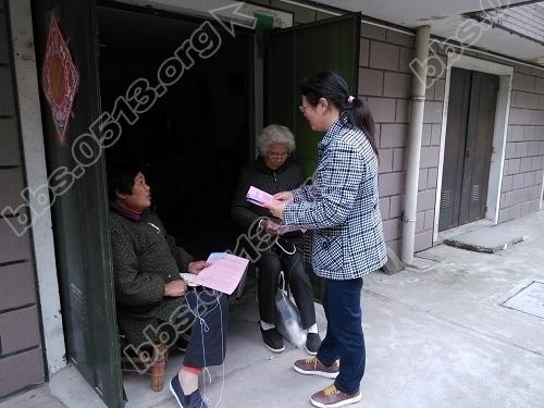 凤凰社区：走街串邻宣传  反对家庭暴力.jpg