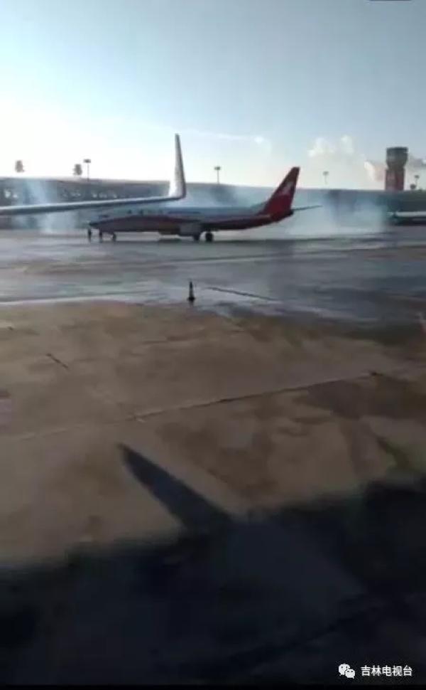 长春机场回应“多架飞机冒蓝烟和飞机返航”：天冷导致喷蓝烟