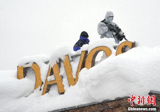 达沃斯论坛开幕在即，狙击手屋顶积雪中持枪待命