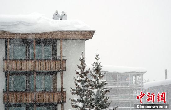 达沃斯论坛开幕在即，狙击手屋顶积雪中持枪待命
