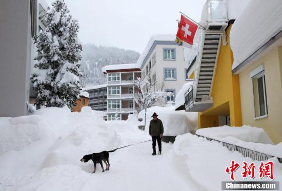 达沃斯论坛开幕在即，狙击手屋顶积雪中持枪待命