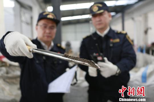 锡渣伪报成锡矿，广东黄埔海关查获走私“洋垃圾”19.5吨