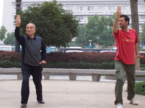 89岁鹰爪功传人：视力至今1.5，洋弟子练功治好不孕不育