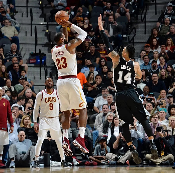 詹姆斯的“艺术人生”：三万分后，他等着和儿子一起效力赛场