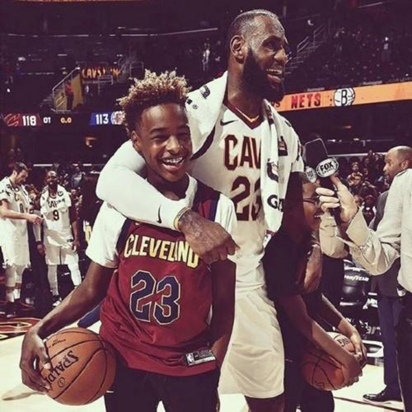 詹姆斯的“艺术人生”：三万分后，他等着和儿子一起效力赛场