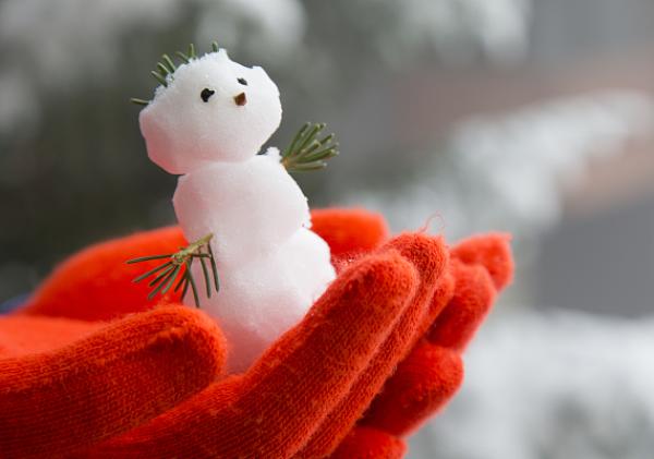 难得能玩雪，如何安全尽兴？防冻防摔，别吃雪，别碰铁器