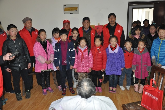 孩子们为老人送去快乐.jpg