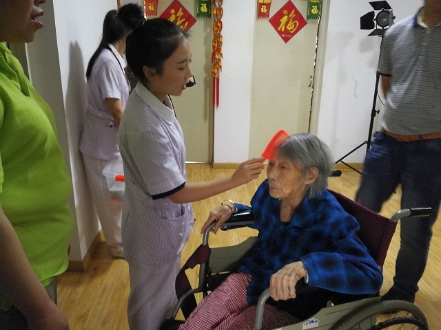 三里墩护理院志愿者为老人梳理头发.jpg