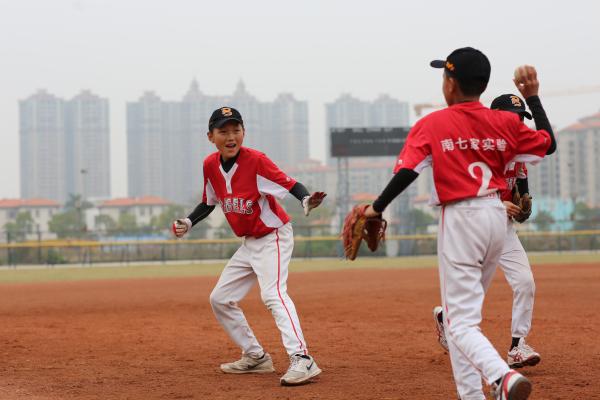 中国有群“棒球孤儿”，前国家队队长成了他们的爸爸