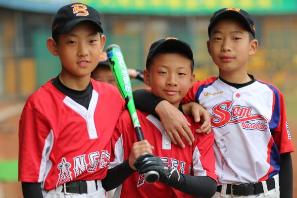 中国有群“棒球孤儿”，前国家队队长成了他们的爸爸