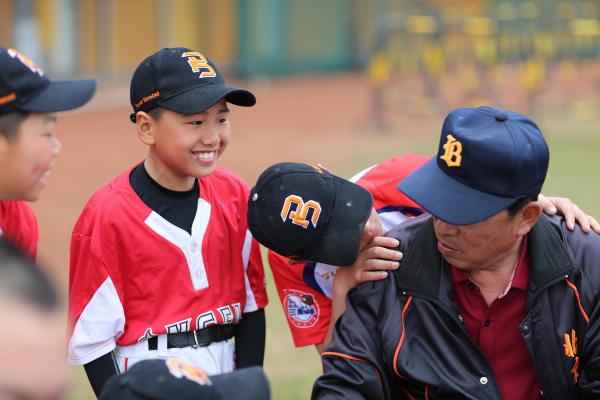 中国有群“棒球孤儿”，前国家队队长成了他们的爸爸
