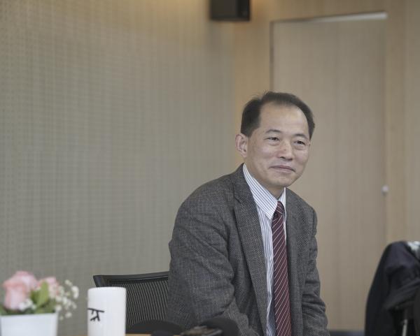 郁亮携万科新总裁祝九胜亮相：王石的理想主义大旗会继续高举