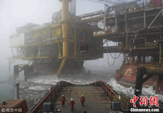 他们在中国最北的海上油田“抗冰” ，海冰撞击力堪比地震