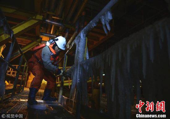 他们在中国最北的海上油田“抗冰” ，海冰撞击力堪比地震