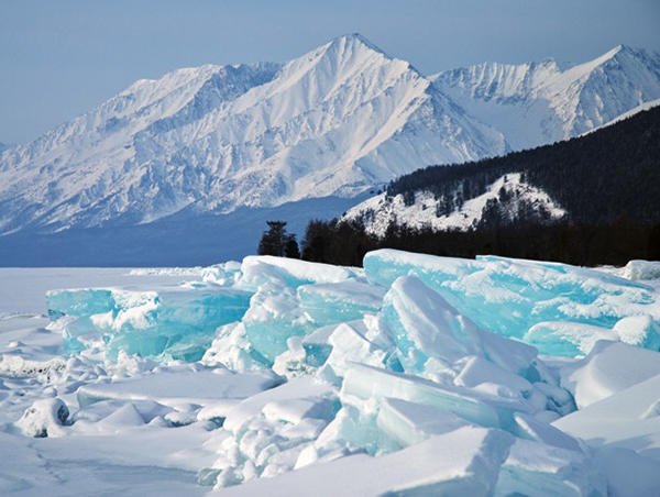 “午时明亮的日光下，湖面如镜”：一次穿越贝加尔湖的体验