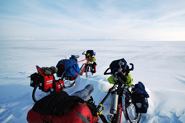 “午时明亮的日光下，湖面如镜”：一次穿越贝加尔湖的体验