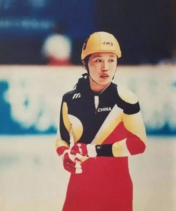 中国的冬奥记忆：他们披上国旗那一刻，无数人热泪盈眶