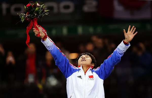 中国的冬奥记忆：他们披上国旗那一刻，无数人热泪盈眶