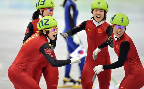 中国的冬奥记忆：他们披上国旗那一刻，无数人热泪盈眶