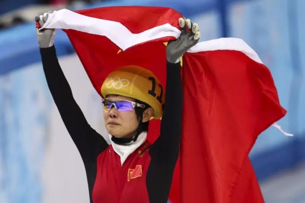 中国的冬奥记忆：他们披上国旗那一刻，无数人热泪盈眶