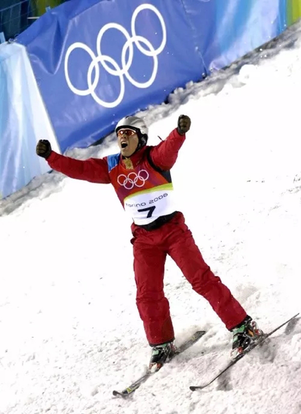 中国的冬奥记忆：他们披上国旗那一刻，无数人热泪盈眶