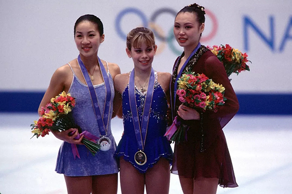 中国的冬奥记忆：他们披上国旗那一刻，无数人热泪盈眶