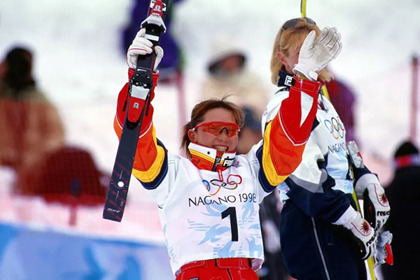 中国的冬奥记忆：他们披上国旗那一刻，无数人热泪盈眶