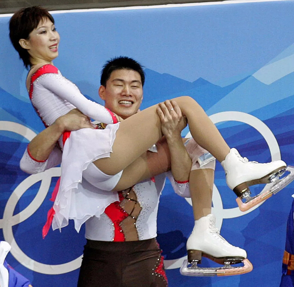 中国的冬奥记忆：他们披上国旗那一刻，无数人热泪盈眶