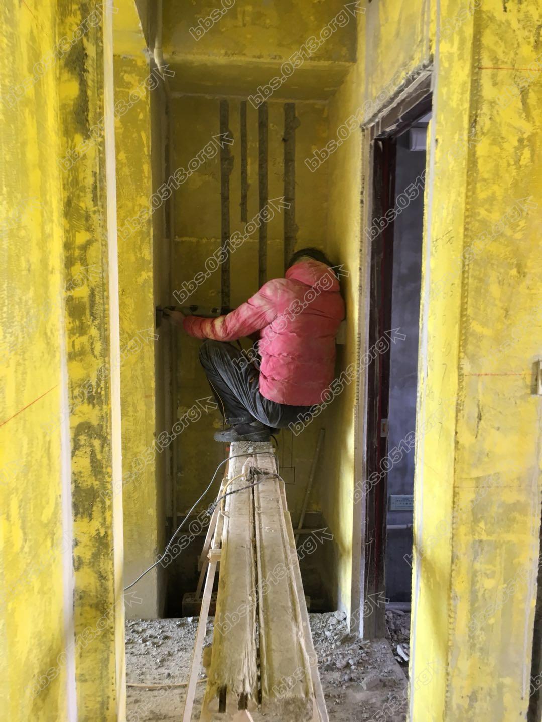 工人师傅辛苦打孔中