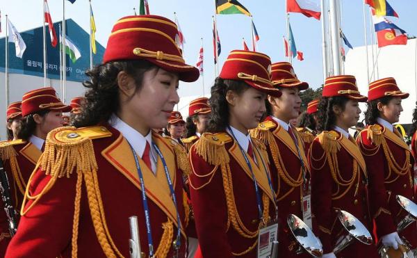 平昌冬奥倒计时丨图集：朝鲜拉拉队亮相冬奥入住仪式