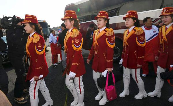 平昌冬奥倒计时丨图集：朝鲜拉拉队亮相冬奥入住仪式