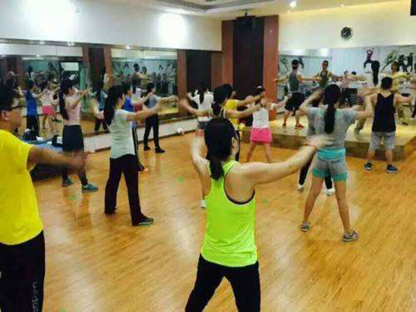 还在天天“游泳健身了解一下”？只会卖卡，活该你们倒闭