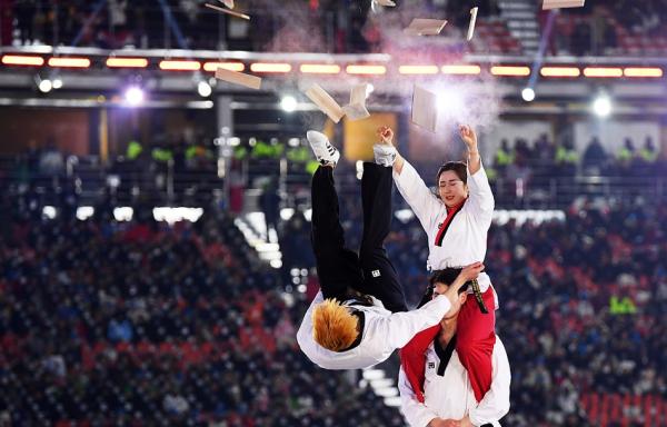 平昌冬奥丨开幕式朝鲜拉拉队养眼，这是满满东亚元素啊