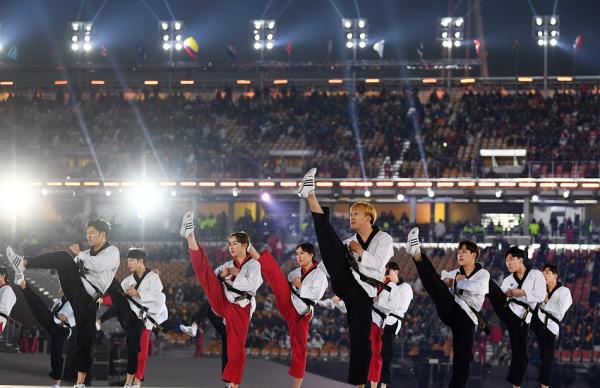 平昌冬奥丨开幕式朝鲜拉拉队养眼，这是满满东亚元素啊
